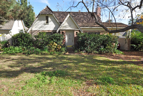 Front of Pasadena home before staging & curb appeal work is done